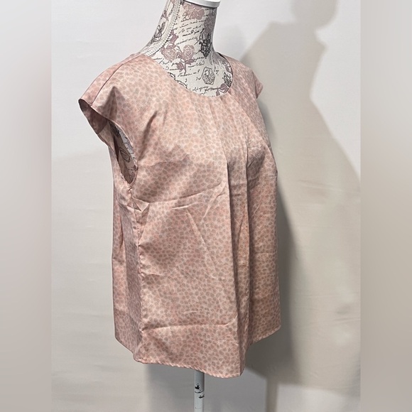 🛍️VIOLET & CLAIRE Soft‎ peach with gray dot pattern top size M. - Picture 7 of 13